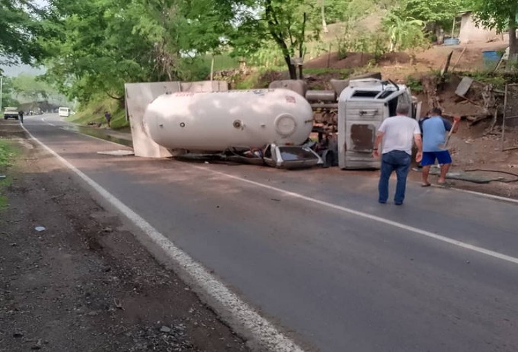 Siete personas fallecidas deja volcadura de gandola en carretera nacional Aragua-Guárico