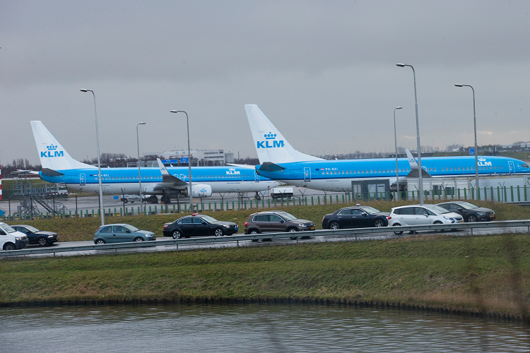 Muere una persona en el aeropuerto de Ámsterdam al caer sobre el motor en marcha de un avión