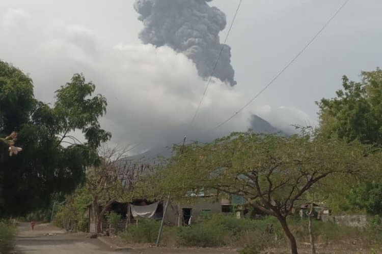 Volcán en la Isla de Ometepe, Nicaragua, entró en erupción