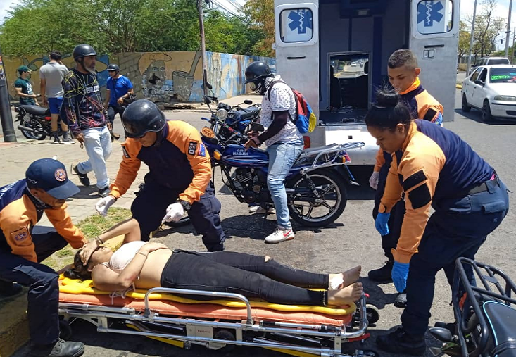Coro| Colisión entre vehículo y moto deja dos lesionados en la avenida Independencia (+video)
