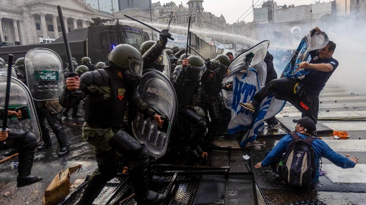 Enfrentamientos entre manifestantes y la Policía frente al Congreso de Argentina