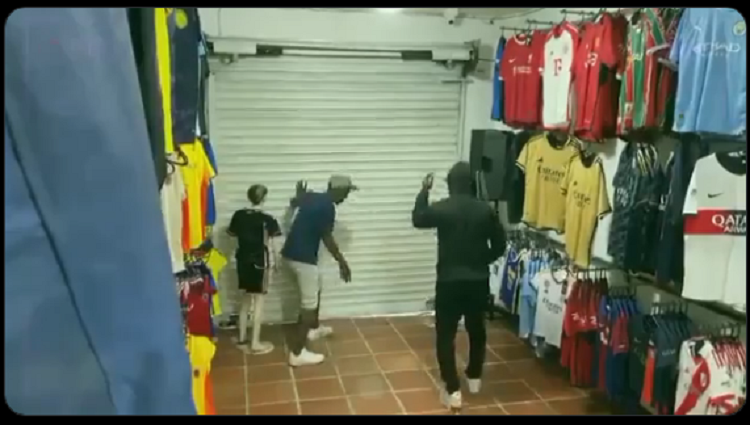 Comerciante de tienda deportiva dejó encerrados a dos ladrones en su local