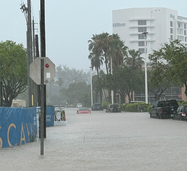 Intensas lluvias inundan el sur de Florida (VÍDEO)