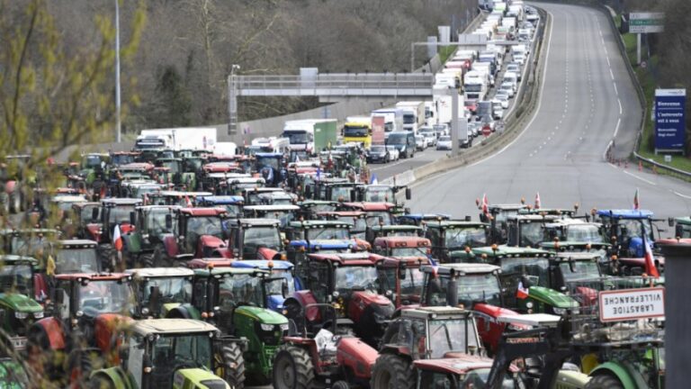 Agricultores franceses y españoles bloquean la frontera para “tener peso” en elecciones europeas
