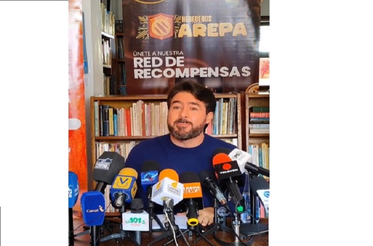 Daniel Ceballos corta con una motosierra el cartel de González Urrutia y Maduro (+Video)