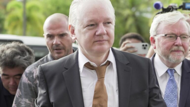 La justicia de EEUU deja libre a Julian Assange tras declararse culpable