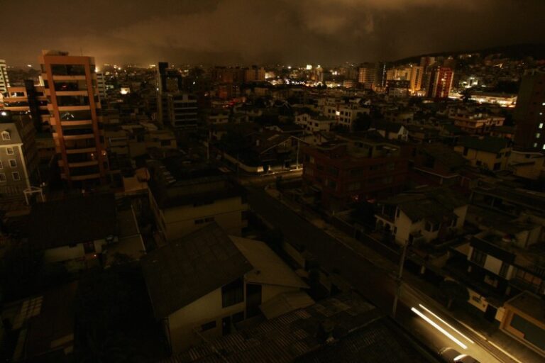Ecuador sufre apagón general de varias horas por fallas en la red de suministro