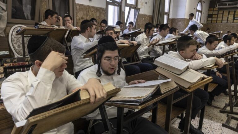 Corte Suprema de Israel ordena reclutar en el ejército a estudiantes de las escuelas talmúdicas
