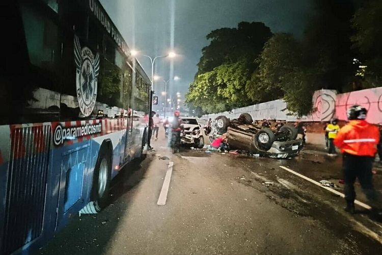 Dos heridos por accidente múltiple en la autopista Francisco Fajardo