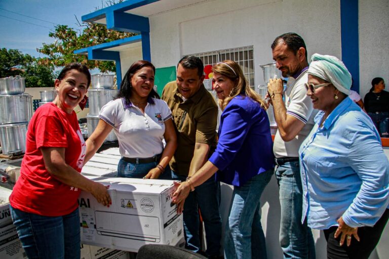 Dotaron más de 400 planteles educativos falconianos