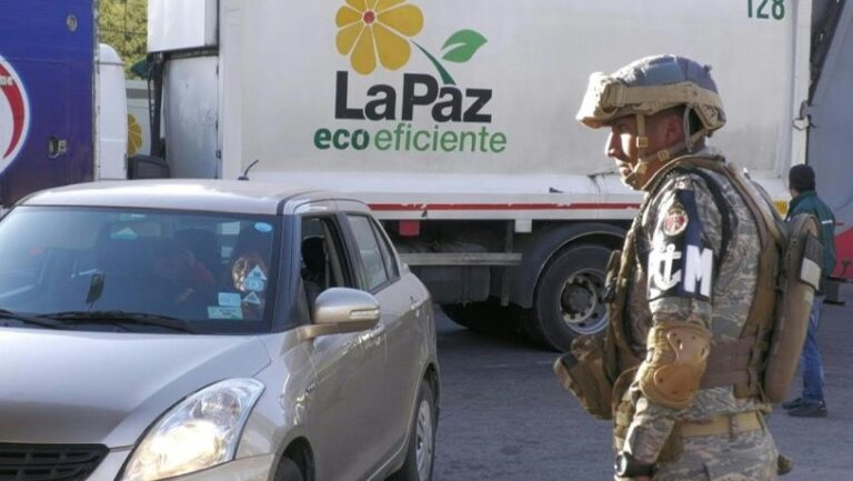 Bolivia despliega militares en gasolineras para combatir el contrabando