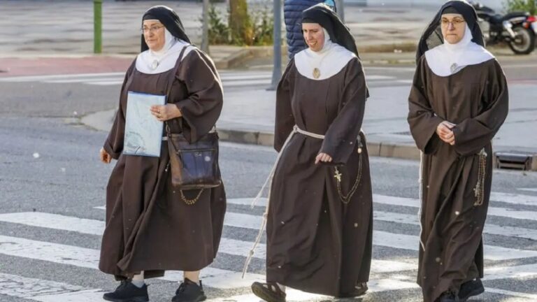 Exigen a diez monjas excomulgadas que abandonen un convento en España