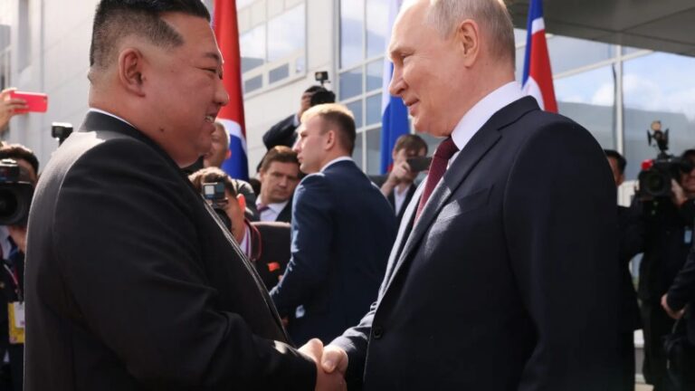 Kim Jong-un firma con Vladimir Putin un acuerdo estratégico