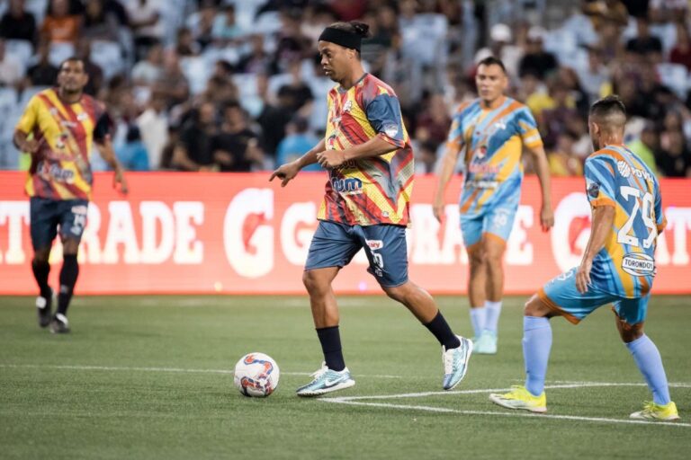 Ronaldinho debuta con victoria en la Liga Monumental de Venezuela