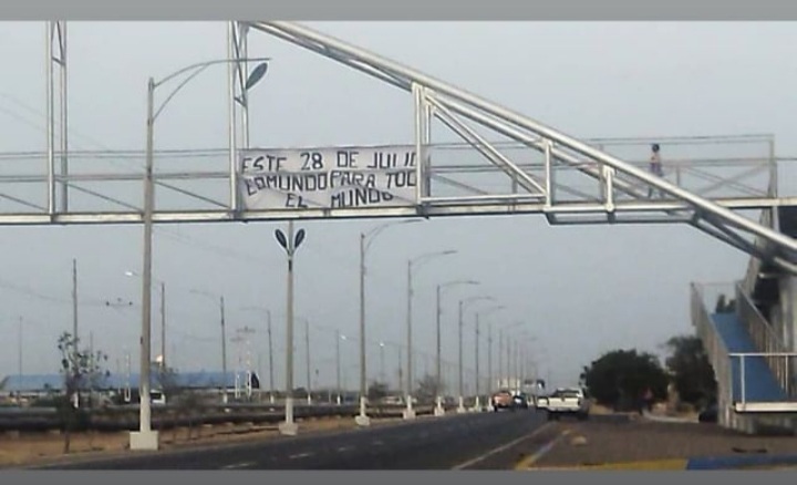 Desplegan pancarta en la pasarela del terminal de Punto Fijo en apoyo a Edmundo González