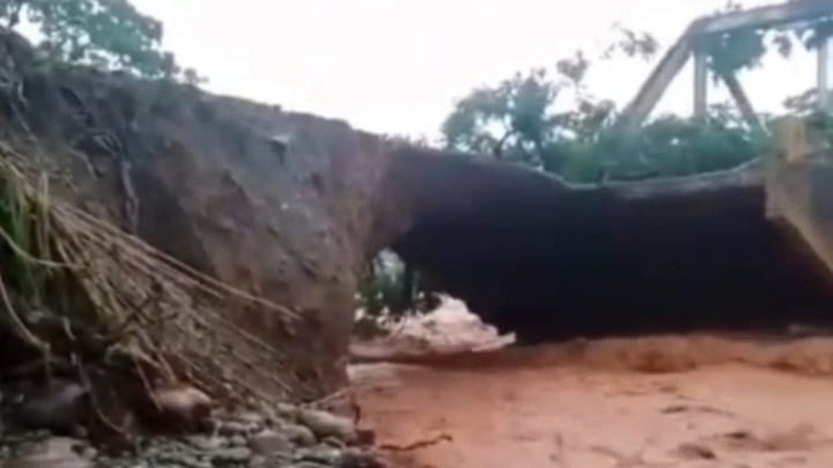 Colapso del puente sobre río Michay dejó incomunicados a Barinas y Táchira (VÍDEO)