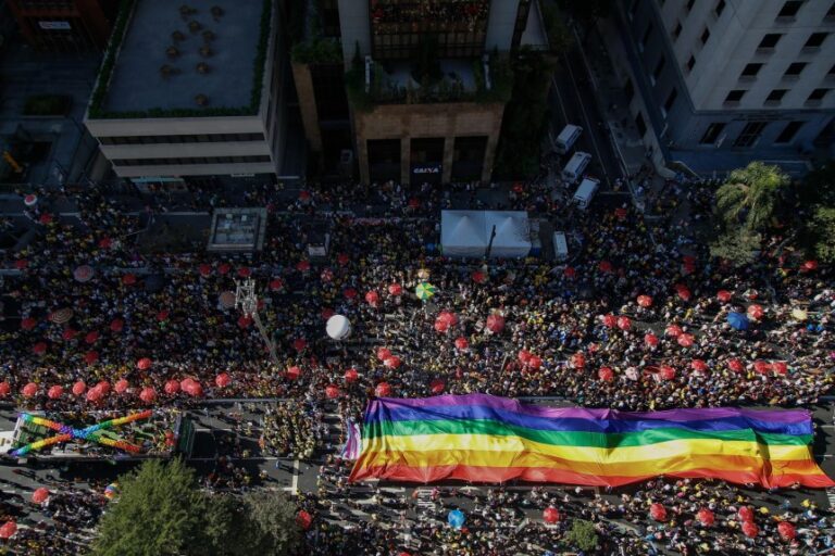 Gran marcha LGBTQ+ viste Sao Paulo con el verde y amarillo de la bandera de Brasil