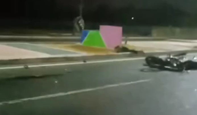 Video| Motorizado lesionado en deslizamiento frente al Cementerio de Santa Elena