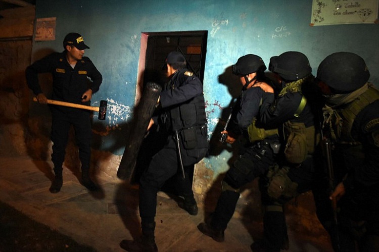 Policía de Perú captura a ocho venezolanos con armas y municiones
