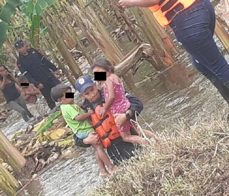 Cuatro niños fueron rescatados por Protección Civil Zulia tras crecida del río Quintanillo