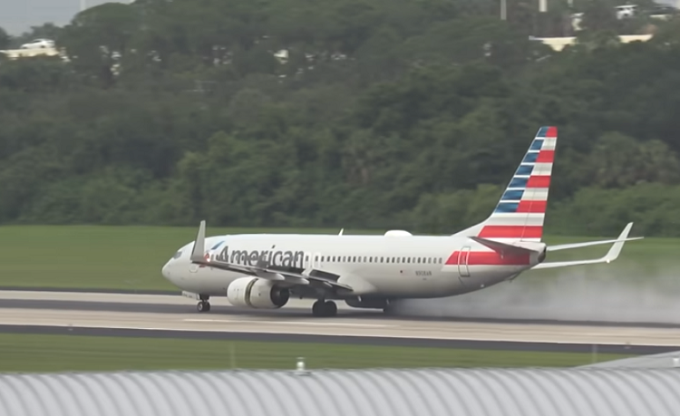 Vídeo muestra cómo el neumático de un avión explota durante el despegue del aeropuerto