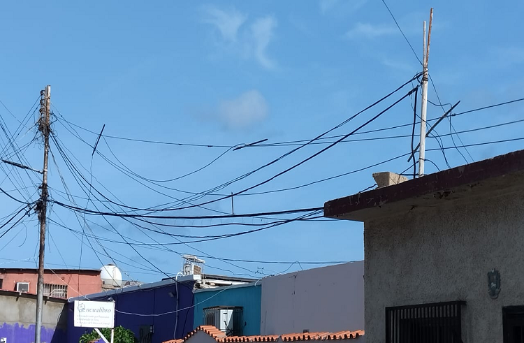 Colapso de guayas deja sin energía eléctrica a varias familias en el Casco Central de Punto Fijo