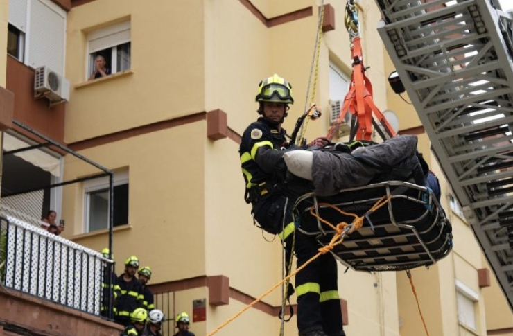 Hombre de 300 kilos fue evacuado por un balcón y trasladado en grúa para recibir atención médica