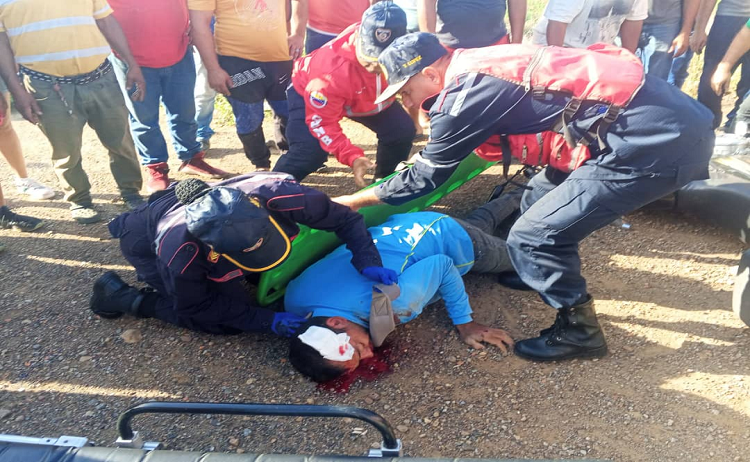 Coro| Motorizado y acompañante quedan lesionados en la variante José Leonardo Chirinos tras el estallido del neumático trasero 