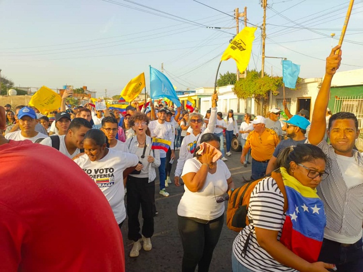 Jóvenes de Punto Fijo cierran campaña presidencial de Edmundo González Urrutia