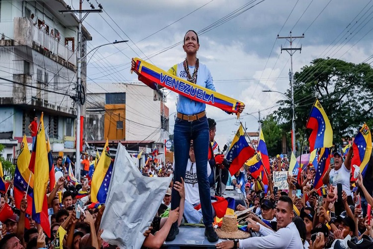 MCM recorre varios centros electorales en Caracas