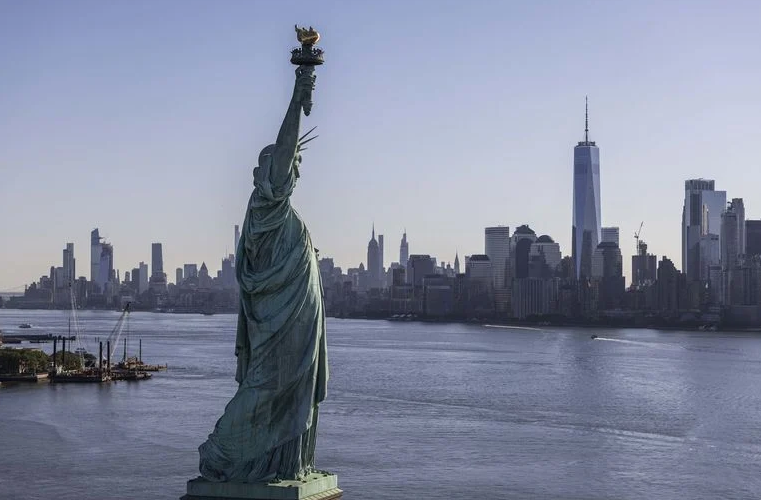 Un meteorito atraviesa el cielo sobre la Estatua de la Libertad en Nueva York