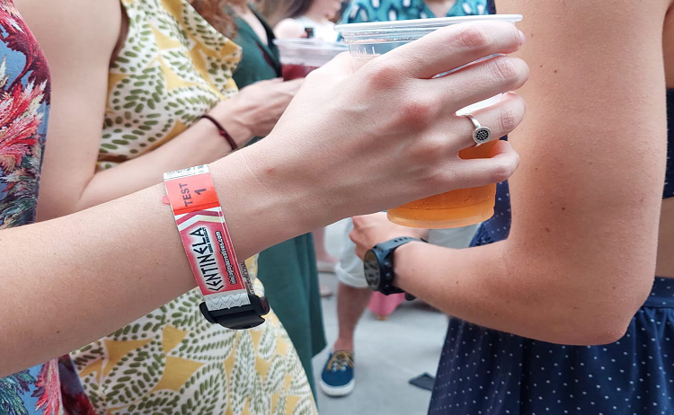 Crean pulsera «Centinela» que detecta drogas en las bebidas
