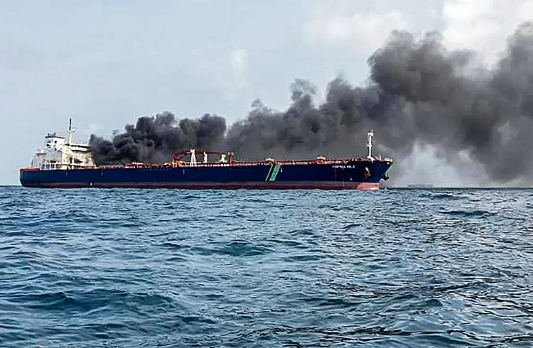 Dos grandes petroleros chocan y se incendian cerca de Singapur: uno transportaba crudo venezolano