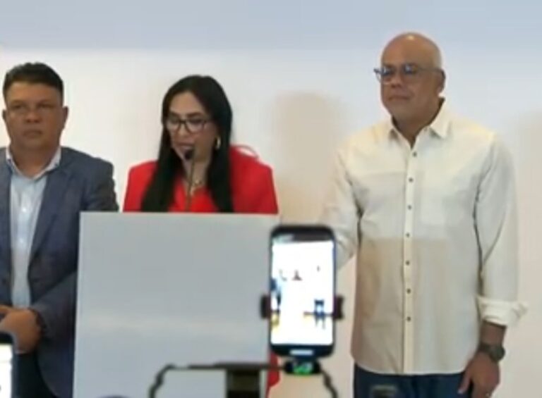 Cuatro alcaldes opositores se declaran independientes y se suman al comando de campaña de Maduro