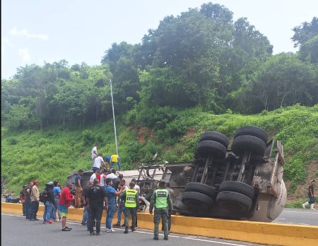 Una gandola de gas se volteó y cayó sobre un vehículo en la ARC