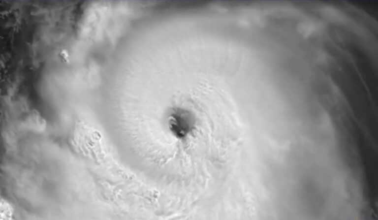 Huracán Beryl elevado a categoría 4 en avance por el Caribe