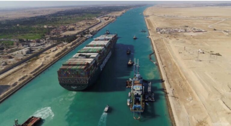 Los ingresos del canal de Suez caen un 23,4% debido a las perturbaciones en el mar Rojo
