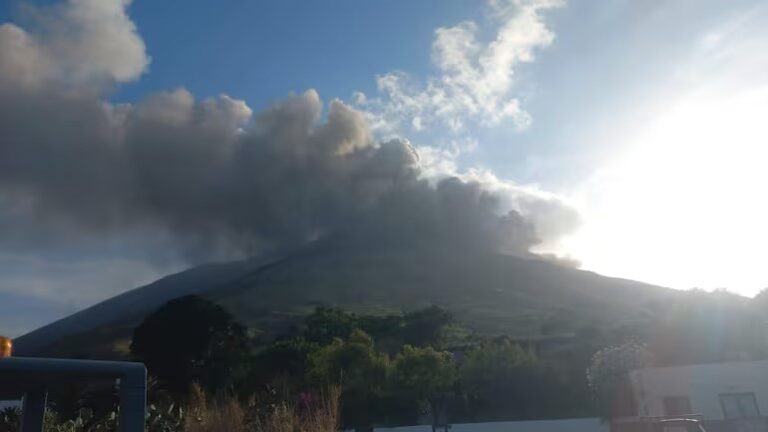 Elevan la alerta del volcán italiano Etna por erupción