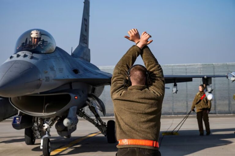 La OTAN comienza a enviar aviones F-16 a Ucrania