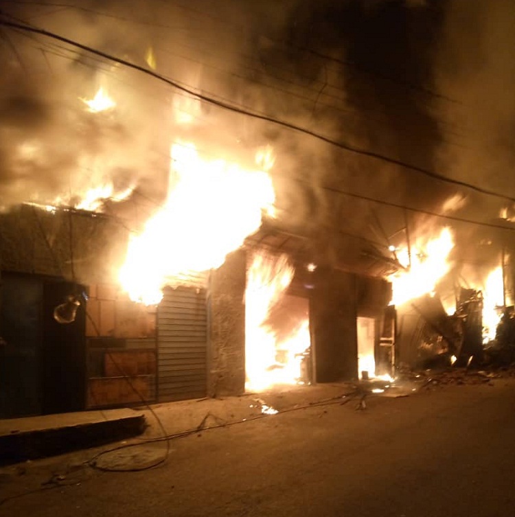 Incendio acaba con carpinterías y dos viviendas en Petare (FOTOS)