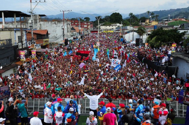 Maduro: «Le hemos ganado a varias guarimbas, intentos de golpe, aquí estamos de pie y victoriosos”