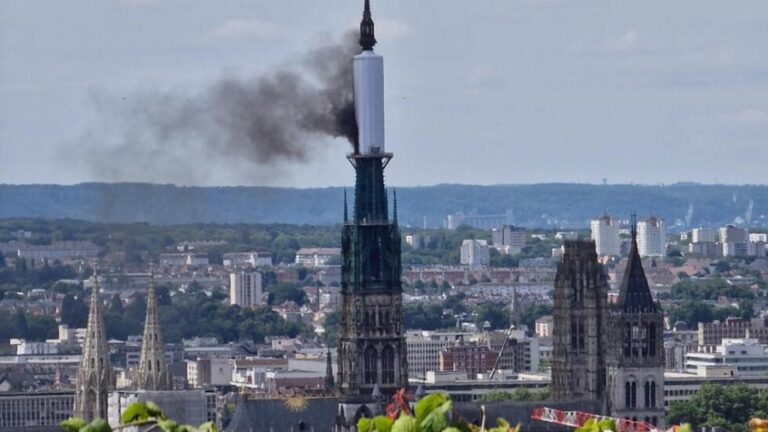 Controlado el incendio que se desató en la flecha de la catedral de la ciudad francesa de Ruán