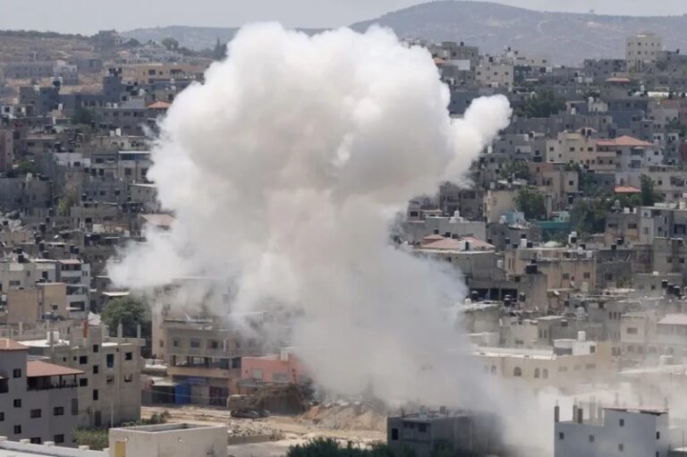 Israel bombardea Deir al Balah, pese a evacuados de Gaza