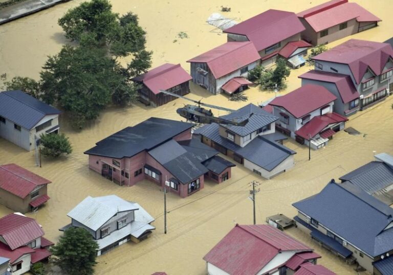 Dos muertos y miles de evacuados por lluvias récord en el norte de Japón