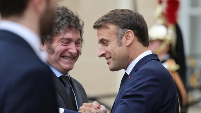 Macron recibe a Milei en Francia tras la polémica sobre los cánticos racistas