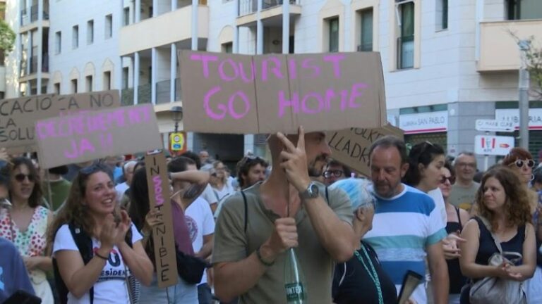 Unas 20.000 personas manifiestan en la isla española de Mallorca contra el turismo excesivo