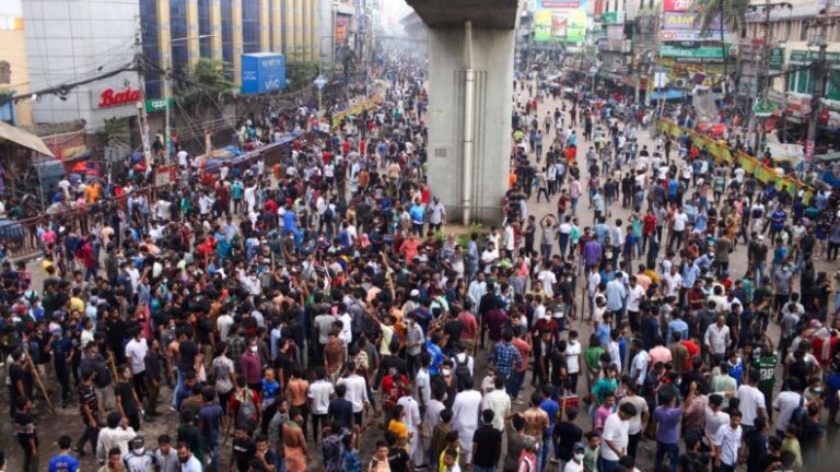 Manifestantes en Bangladés asaltan una prisión y liberan a cientos de presos