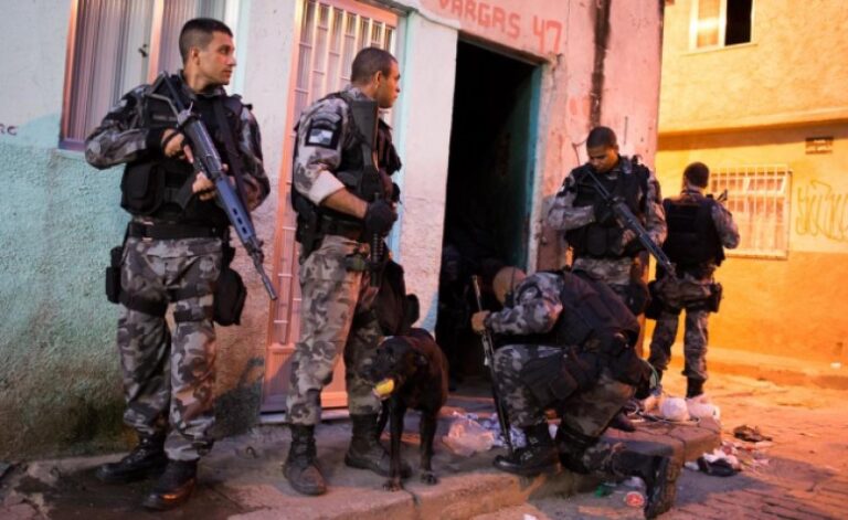 Fuerzas policiales ingresan en diez favelas de Río de Janeiro