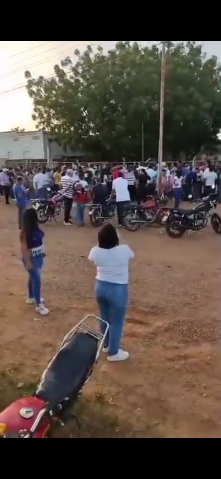 En el centro electoral Jacinto Regino Pachano de Dabajuro se retrasó el proceso debido a que votantes se negaban a escanear las cédulas