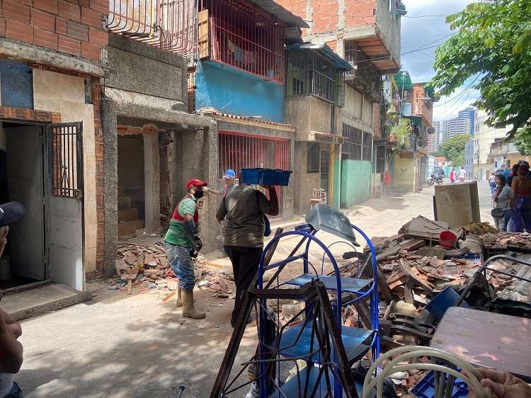 Dos heridos y tres casas destruidas por explosión de bombona de gas en Caracas